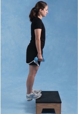 Hình 12 Hạ gót chân qua một bục thấp trong khi giữ tạ để tăng thêm lực cản.