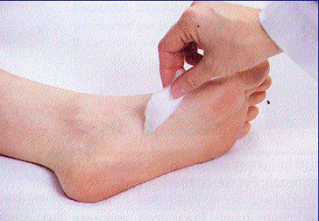 Hình 4. Khám cảm giác sờ nhẹ