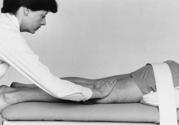 Thử cơ gấp gối bậc 3-4, tư thế khởi đầu